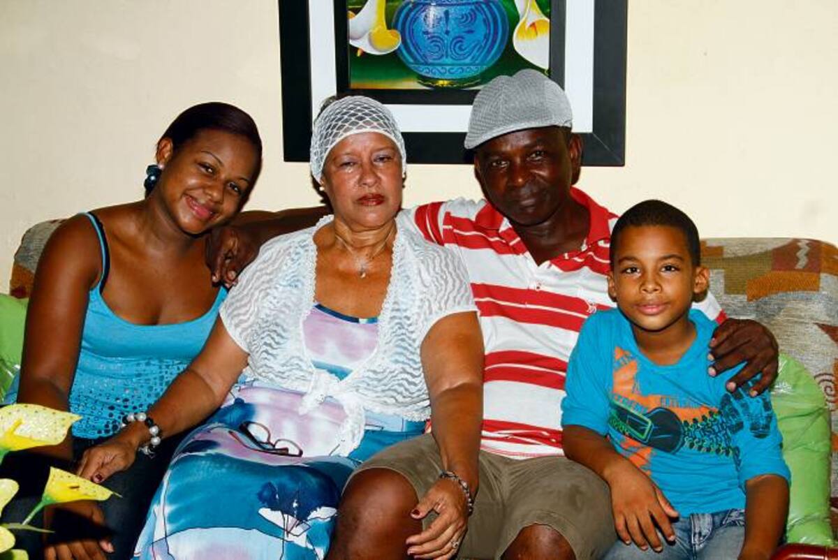 RMaría Beatriz Valdez, Romelia Pineda y Rubén ”La Cobra” Valdez junto a su nieto Héctor David.