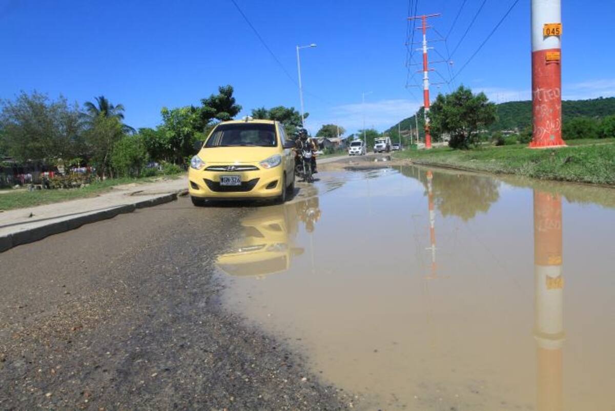 El desgaste del asfalto produce estas ‘piscinas’ de aguas pluviales. foto julio castaño