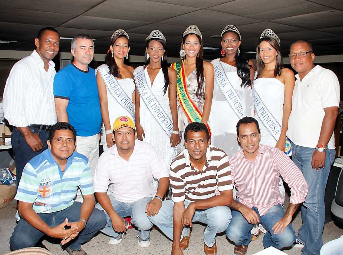 En la redacción. De pie: Hermes Figueroa, Pedro Torres, la tercera princesa, Gloris Villa, la virreina, Wendy Iriarte; la reina de la Independencia 2011, Eliana Russo; la princesa, Elvira Martínez; la segunda princesa, Jaqueline Torres; y Rubén Álvarez; agachados: Héctor Chávez, Samuel Álvarez; Ernesto Armenteros y Er-nesto Taborda.