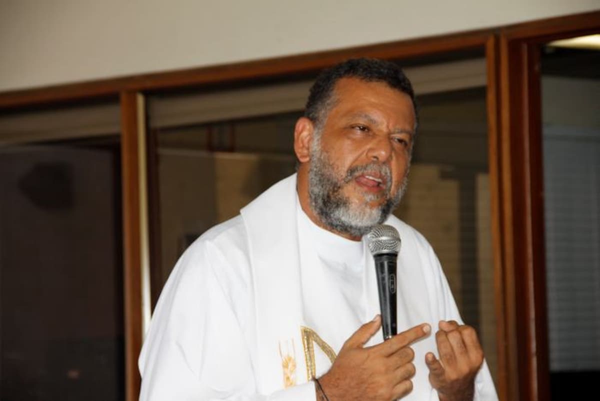 El sacerdote se define como un hombre común y corriente, al que le gusta el fútbol, hincha del equipo Unión Magdalena. ARCHIVO EL UNIVERSAL