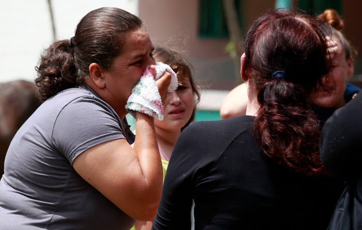 Familiares ruegan por la vida de sus seres queridos tras la avalancha. COLPRENSA