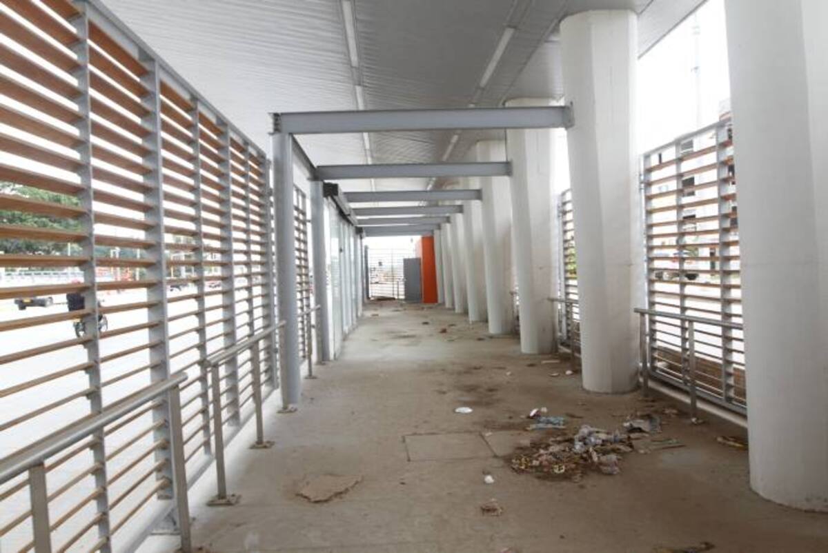 La Gerencia de Transcaribe estima que reparar los paraderos desvalijados vale $200 millones y anuncia que la próxima semana empezarán a reponer las ventanas, techo, cables y demás elementos robados en estas estructuras. JULIO CASTAÑO BELTRÁN - EL UNIVERSAL
