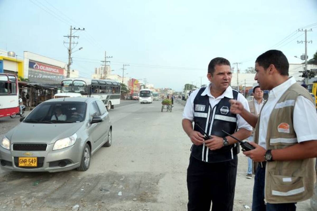 El tráfico fluyó ágilmente ayer por el sector Bazurto de la Avenida Pedro de Heredia, la cual quedó con más carriles habilitados luego de que se retiraran más de 60 toneladas de basuras y escombros de los costados de esta vía. También se sellaron drenajes pluviales, registros de servicios públicos y otros huecos que impedían el paso de vehículos.