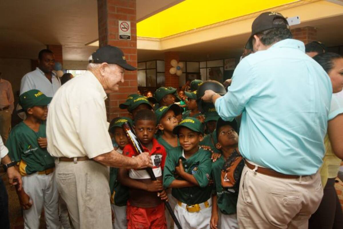 Alberto Araújo, presidente de la Fundación Proboquilla; y Juan Carlos Gossaín, gobernador de Bolívar, entregan la dotación deportiva a los menores de La Boquilla. Julio Castaño/El Universal