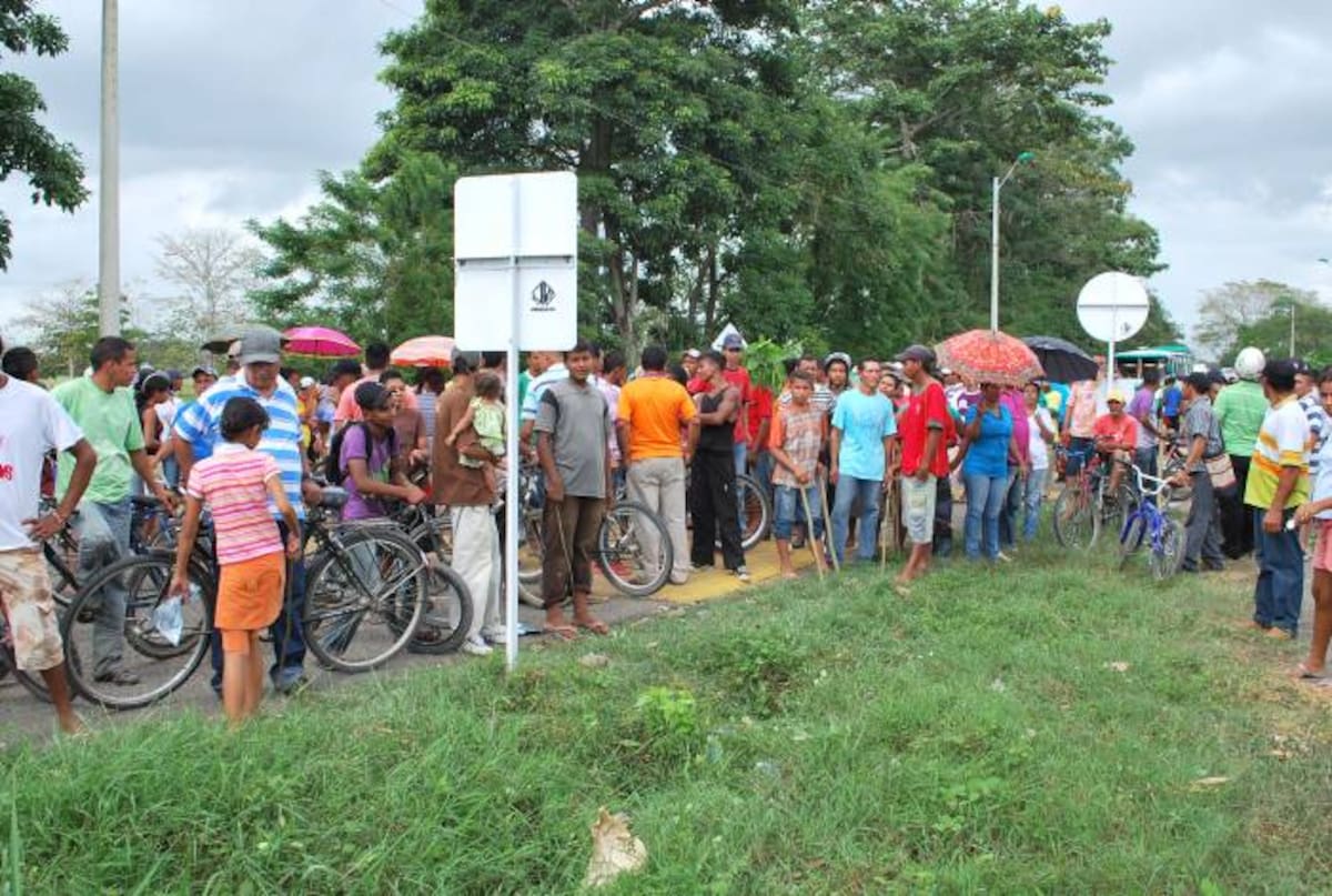Protesta por la falta de energía eléctrica en tres barrios de Montería. Cortesía