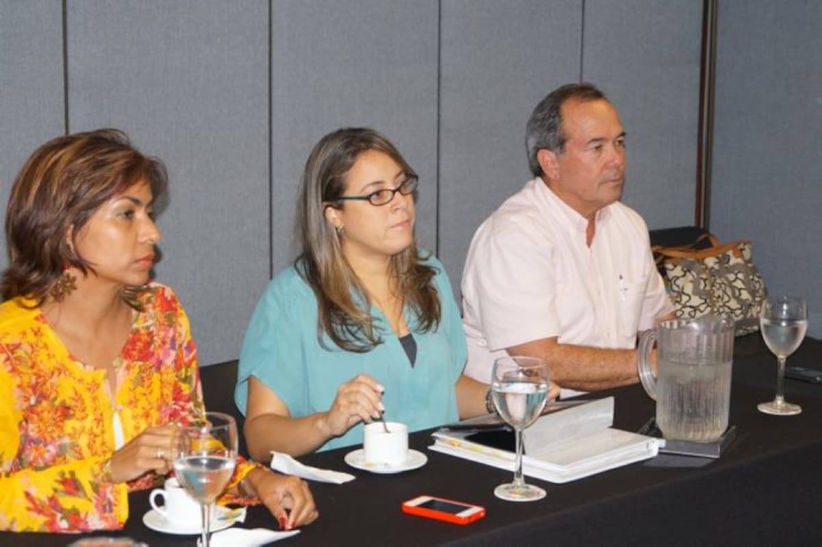 en la gráfica, Zully Salazar; la viceministra de Turismo, Tatyana Orozco; y el alcalde encargado, Carlos Otero Gerdts. CORTESÍA