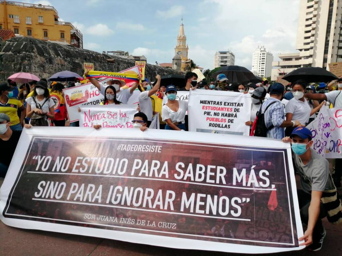 Estudiantes dicen “presente” en la marcha avanza por la avenida Venezuela. //ÓSCAR DÍAZ ACOSTA-EL UNIVERSAL