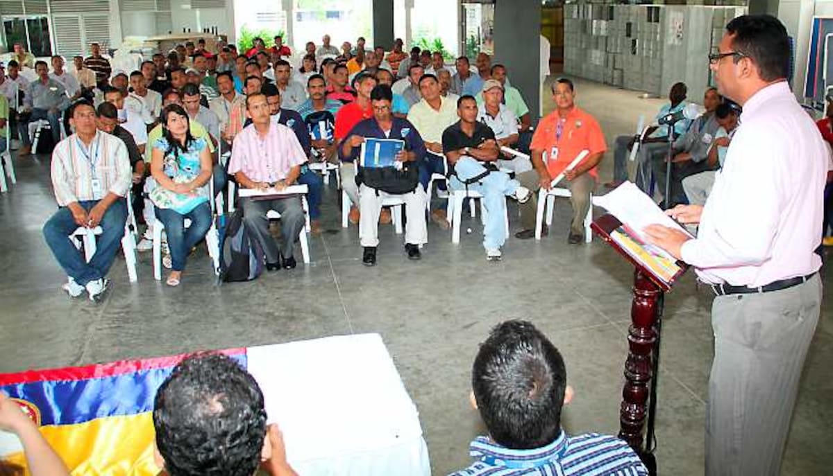 Carlos Marrugo Villalobos (a la derecha), fundador de Asotec, orientó el evento en cual se formalizó la creación de esta organización de técnicos electricistas. ÓSCAR DÍAZ ACOSTA-EL UNIVERSAL