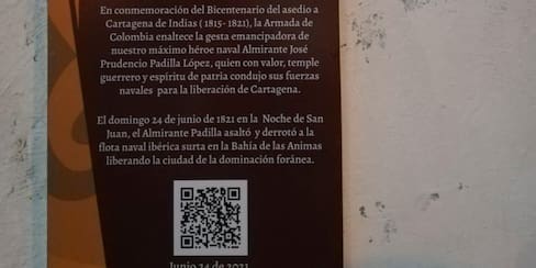 Una placa en honor a una batalla épica y a su héroe