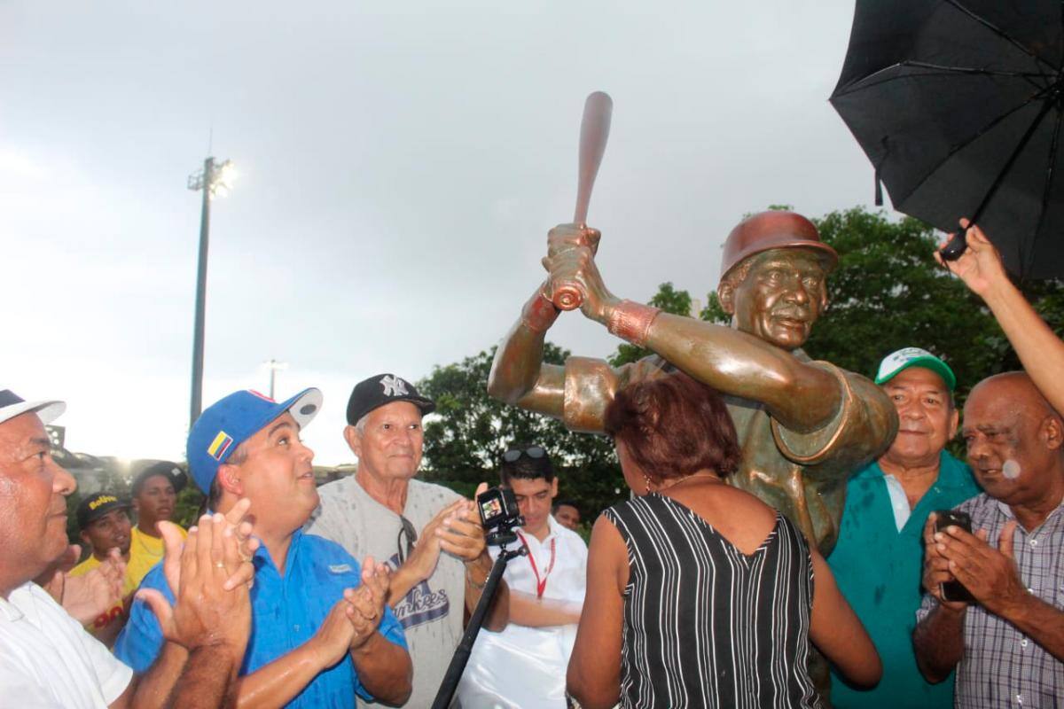 Pedrito Pereira, alcalde de Cartagena, bautiza el estadio con el nombre de 11 de Noviembre Abel Leal.