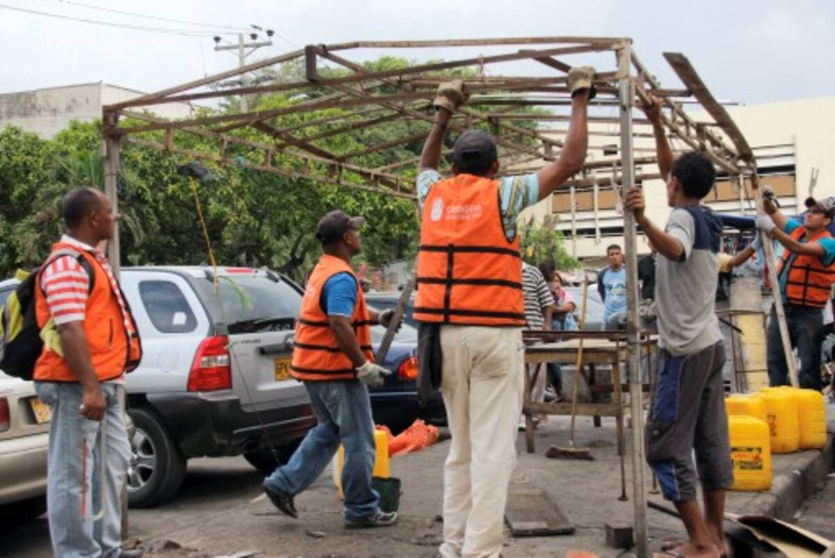La Gerencia de Espacio Público prevé dejar despejadas en su totalidad las plazoletas Olímpica y Telecom a fines de junio. Fueron desmotados ayer 51 puestos de ventas in-formales. ZENIA VALDELAMAR – EL UNIVERSAL