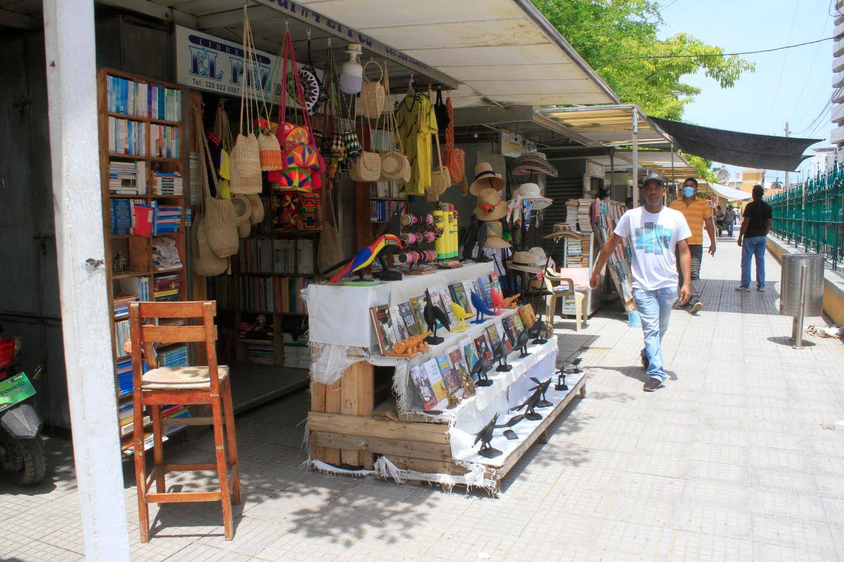 Vendedores del Parque Centenario cambian libros por comida
