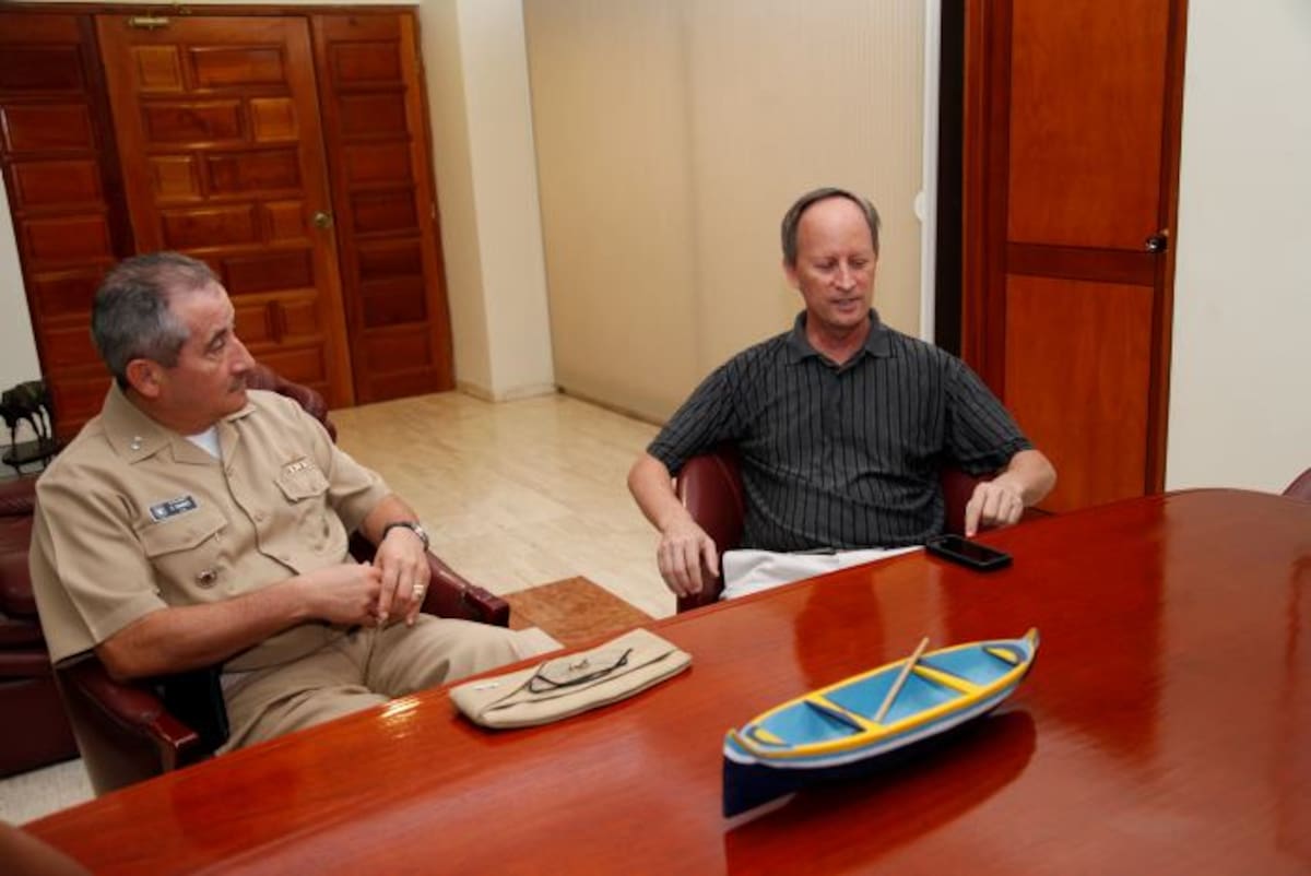 El contralmirante Evelio Ramírez, comandante de la Fuerza Naval del Caribe, y Alejandro Escallón, presidente de Fides, esperan la masiva asistencia de los cartageneros al concierto. Aroldo Mestre-El Universal