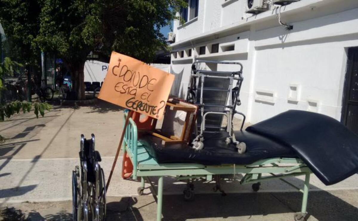 Simbólicamente trabajadores de la ESE de Tolú venden ambulancia para llamar la atención sobre el no pago de sus salarios. Cortesía