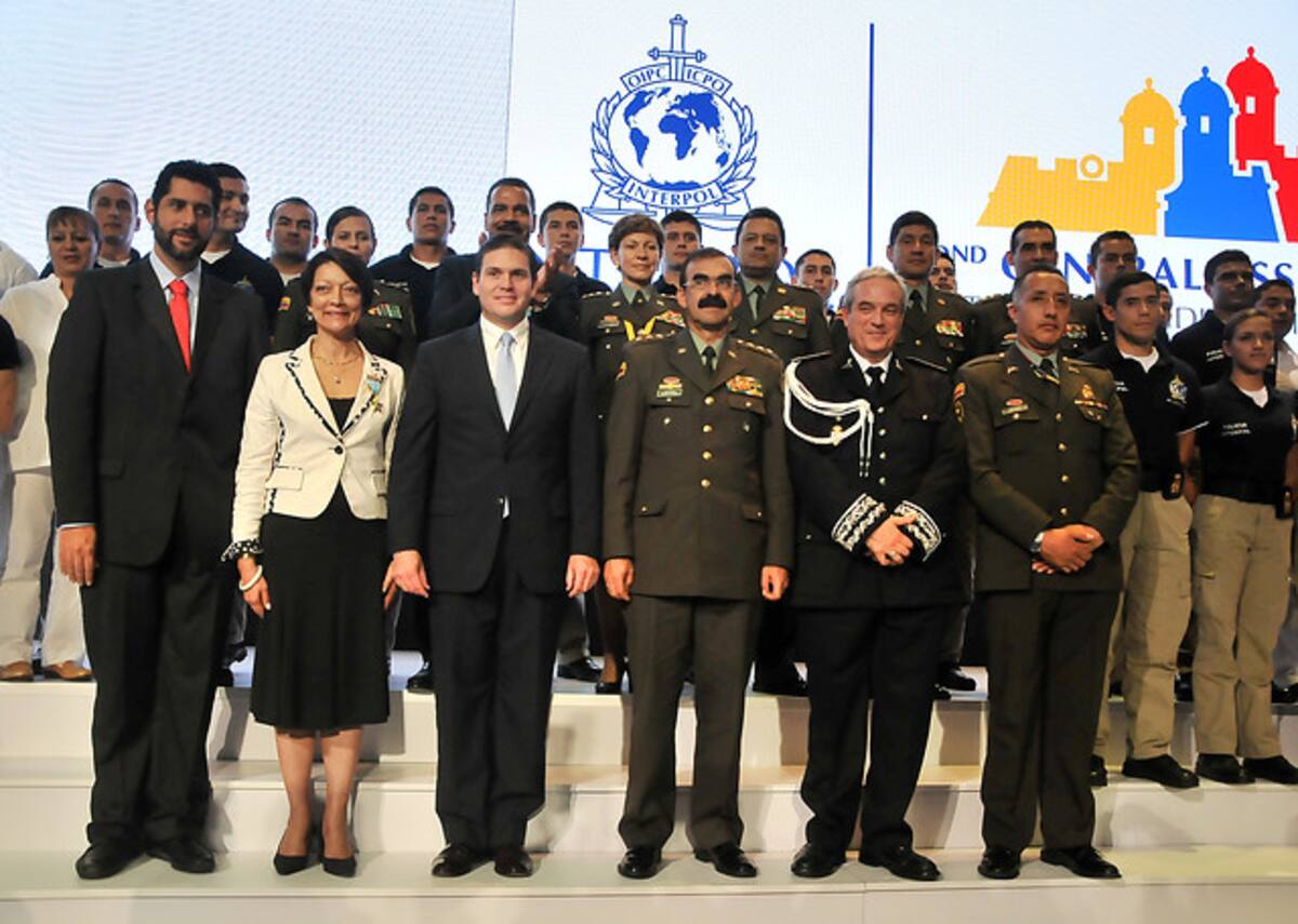 El Ministro de Defensa junto al Alcalde de Cartagena y miembros de la Policía. COLPRENSA