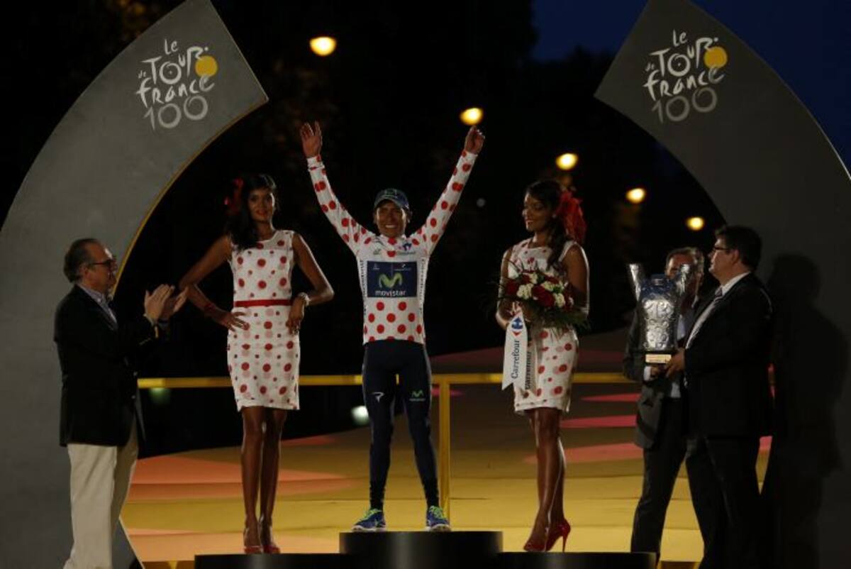 Nairo Quintana recibiendo el Premio de Montaña en el Arco del Triunfo. AFP