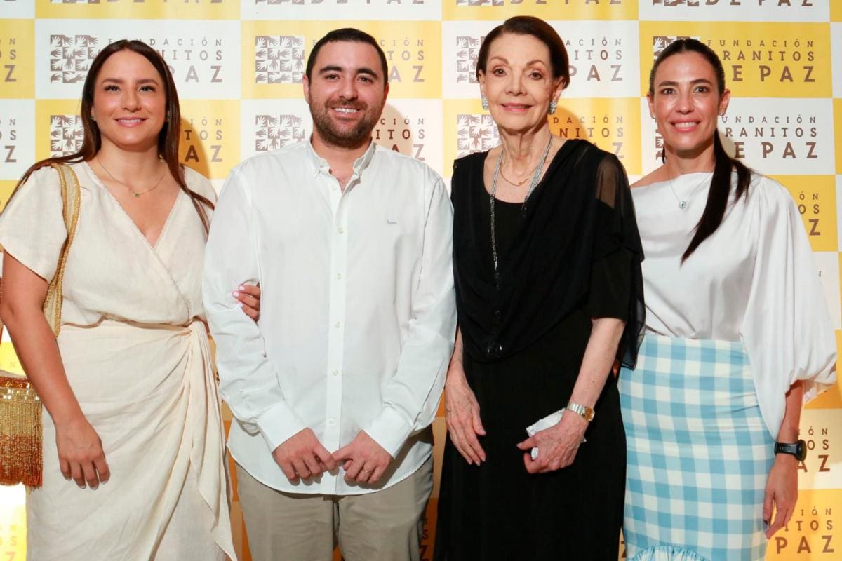 Cena por el aniversario número 20 de Granitos de Paz