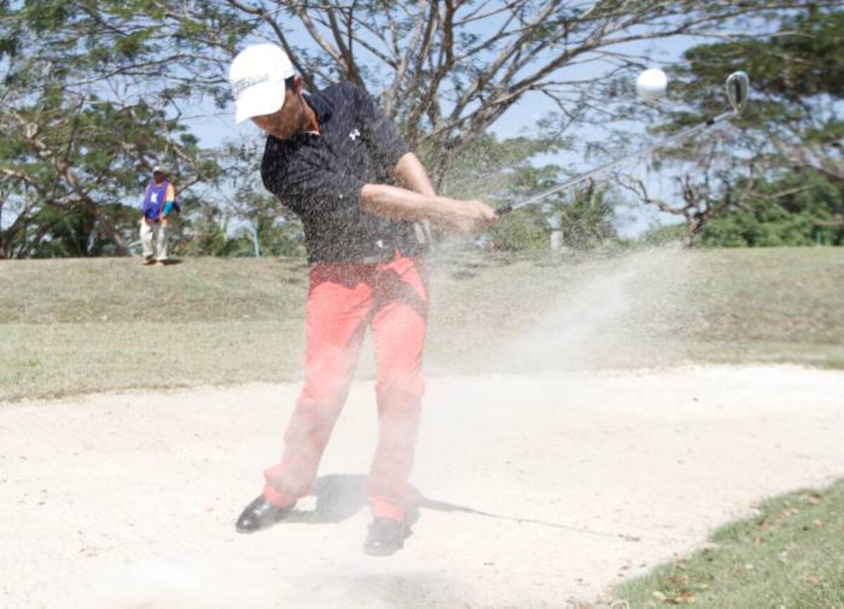 En el golf levantar arena es considerado como un golpe adecuado, dado que al caer la pelota en este lugar, es la única manera de direccionarla al lugar que se quiere. JULIO CASTAÑO - EL UNIVERSAL