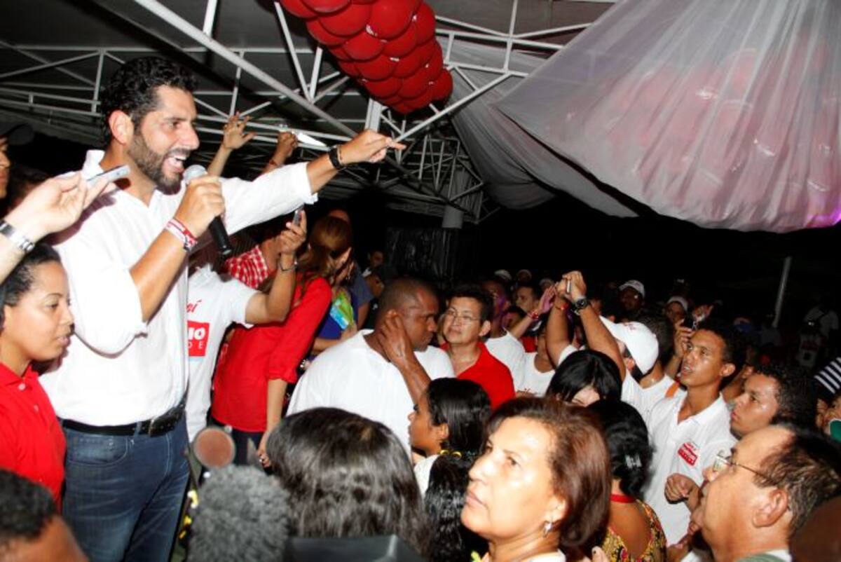 Dionisio festeja con sus seguidores ÓSCAR DÍAZ – EL UNIVERSAL