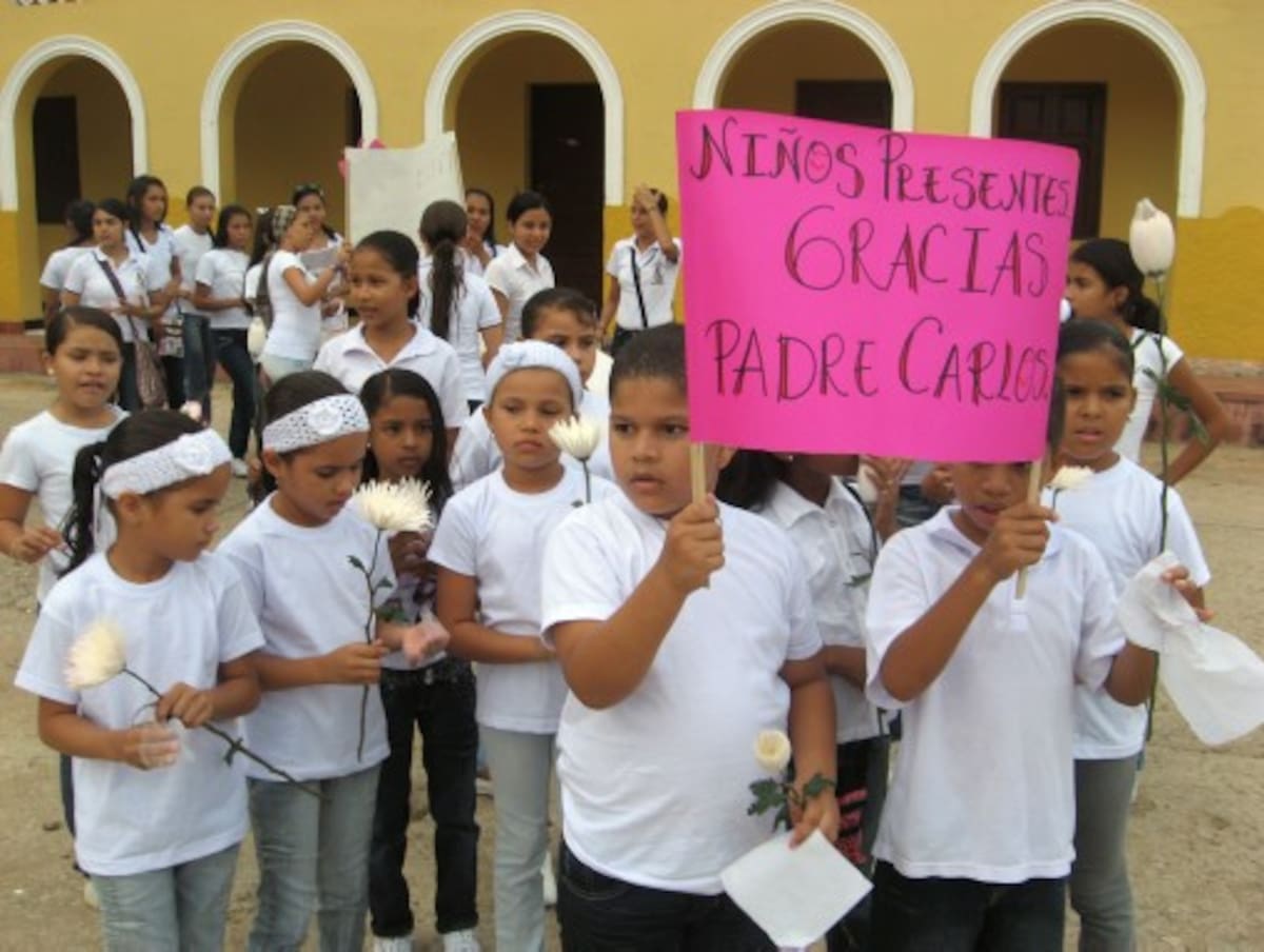 Los niños manifestaron su pesar por el traslado del padre Carlos Machado.