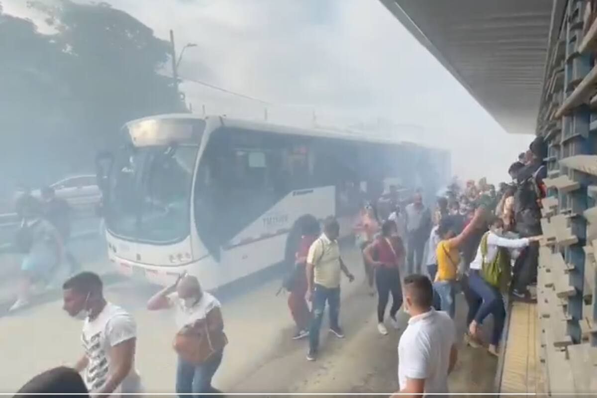 Incendio en bus de Transmetro causó pánico entre los usuarios