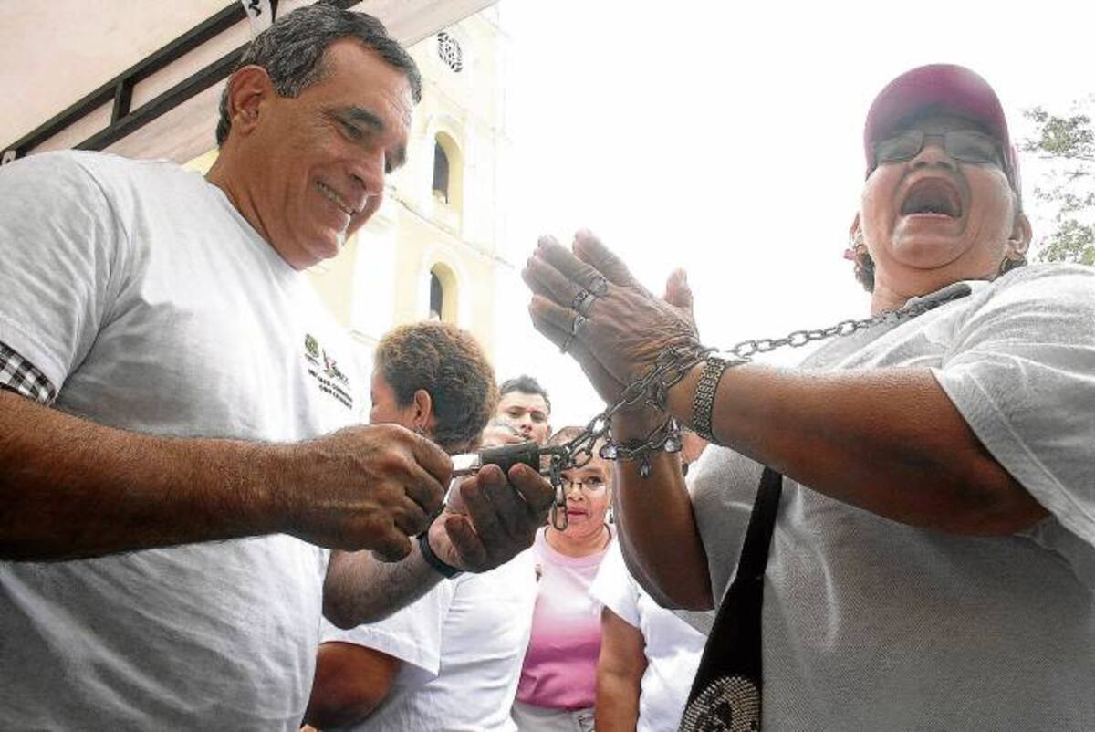 El alcalde Jairo Fernández Quessep, de manera simbólica invitó a las mujeres a romper las cadenas. MANUEL SANTIAGO PÉREZ/EL UNIVERSAL/