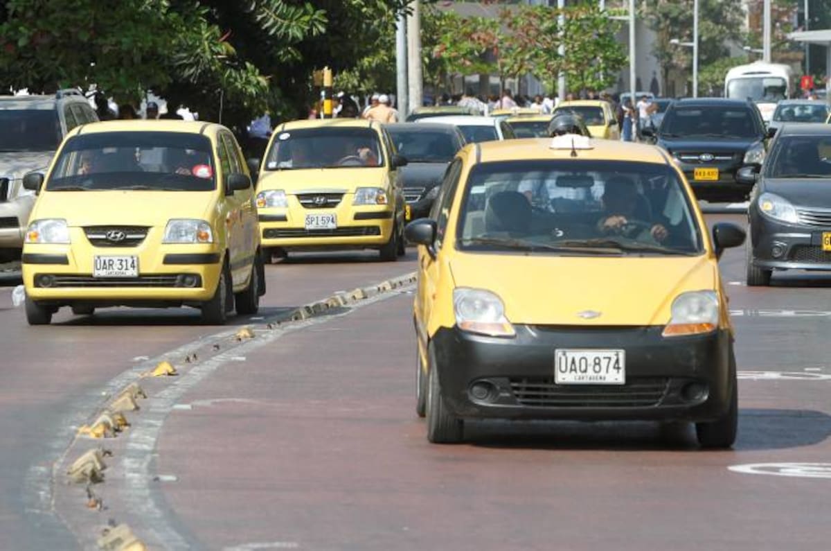 Los taxistas esperan que el Alcalde concerte con ellos el valor del recargo nocturno, el que consideran es merecido. ARCHIVO