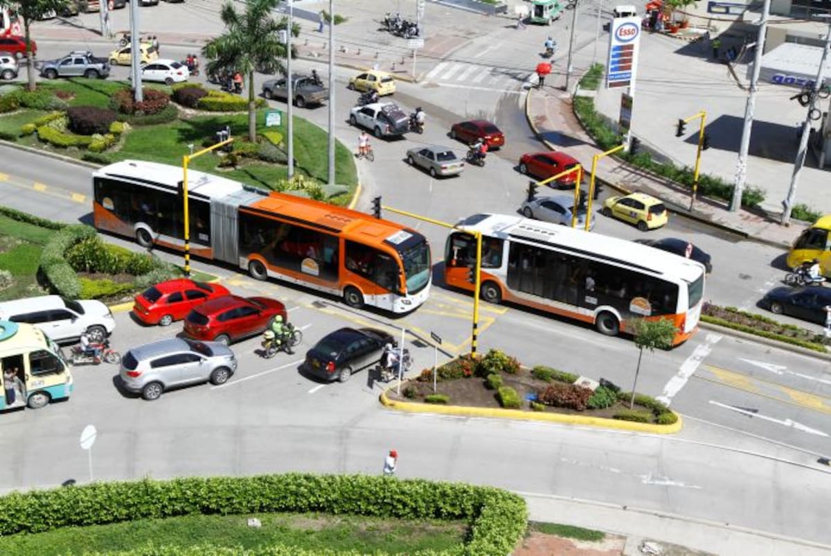 En 1959 empezaron las obras de la avenida Pedro de Heredia (izq.), impulsadas por el gobernador Eduardo Lemaitre Román; y el secretario de obras del municipio de Cartagena, Ramón León y Barco (Papá Mon). Entre finales de 2005 y hasta 2014 se hicieron las obras de la moderna avenida Pedro de Heredia, por donde transitan los buses de Transcaribe. Julio Castaño.