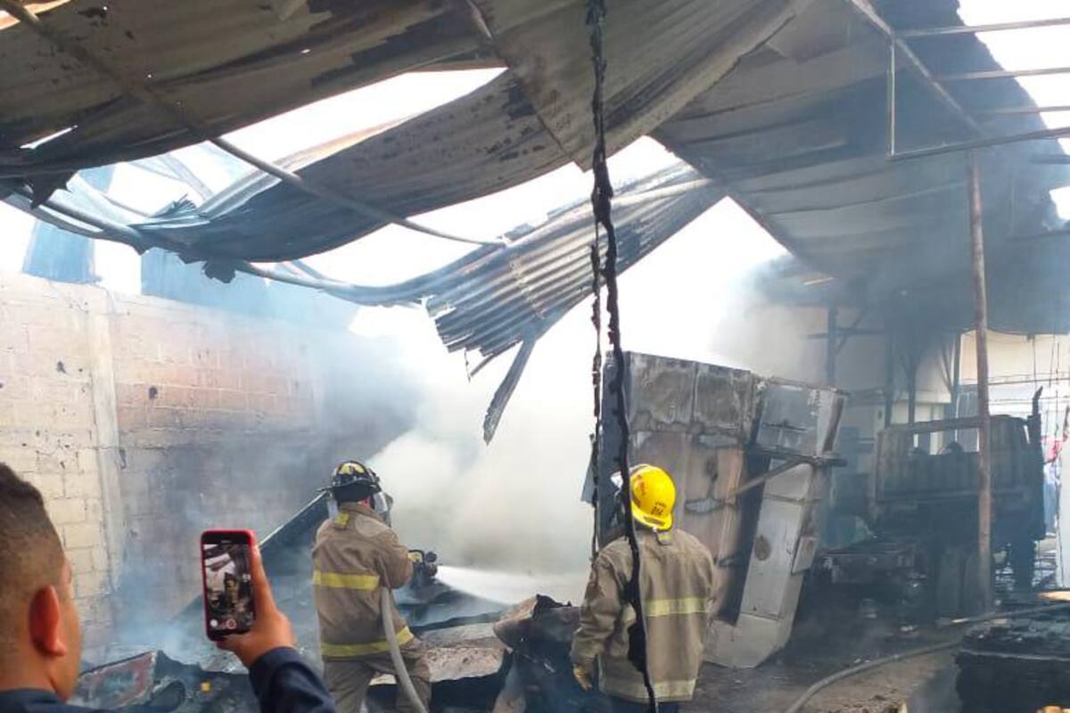 Incendios destruyen fábrica de reciclaje y una vivienda