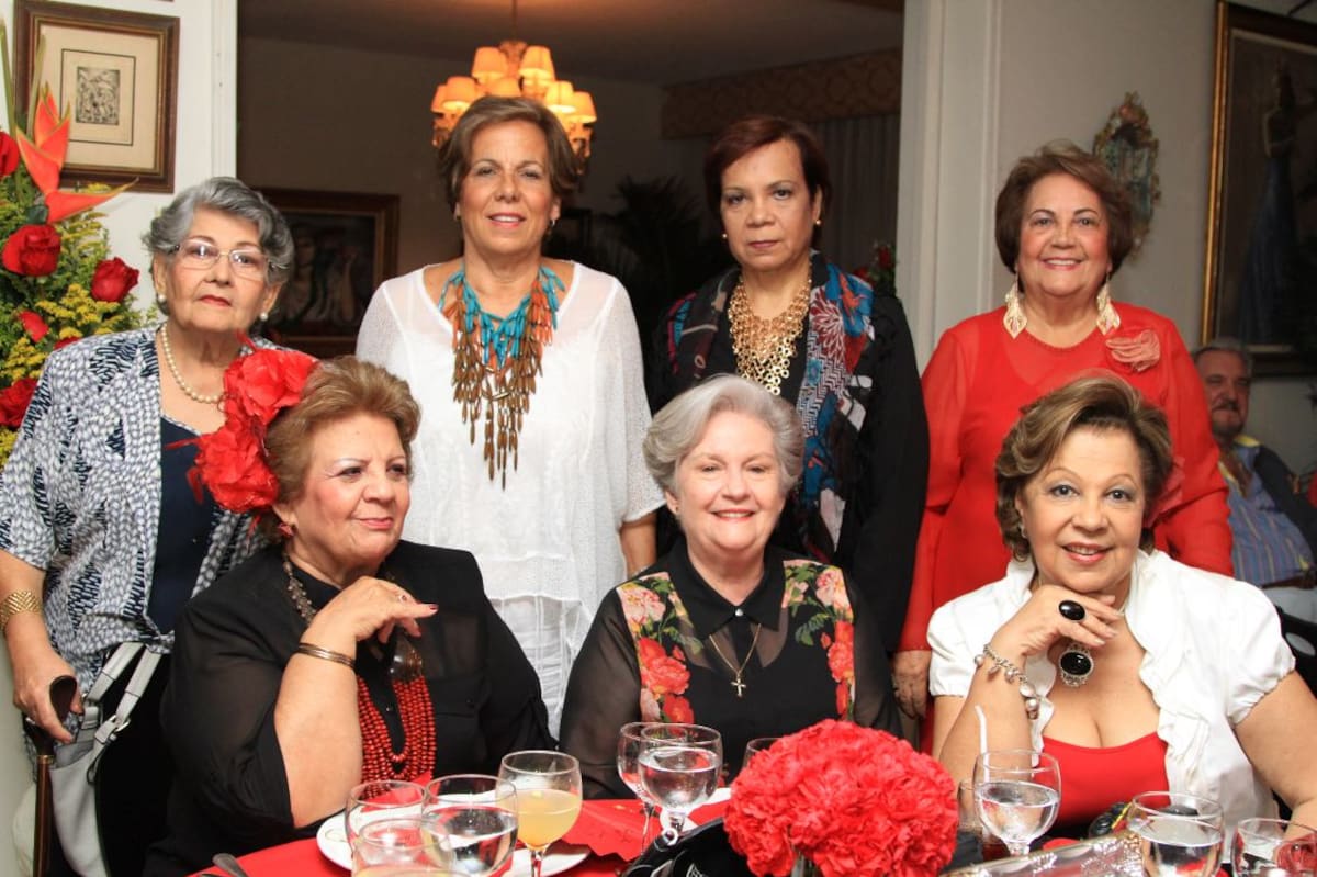 De pie: Iris Navarro, María del Rosario Araújo, Orietta Álvarez y Luchy Del Portillo de Paternina; sentadas: Vivian Lemaitre, Mary Badel y Edith Ferrer de Del Castillo.