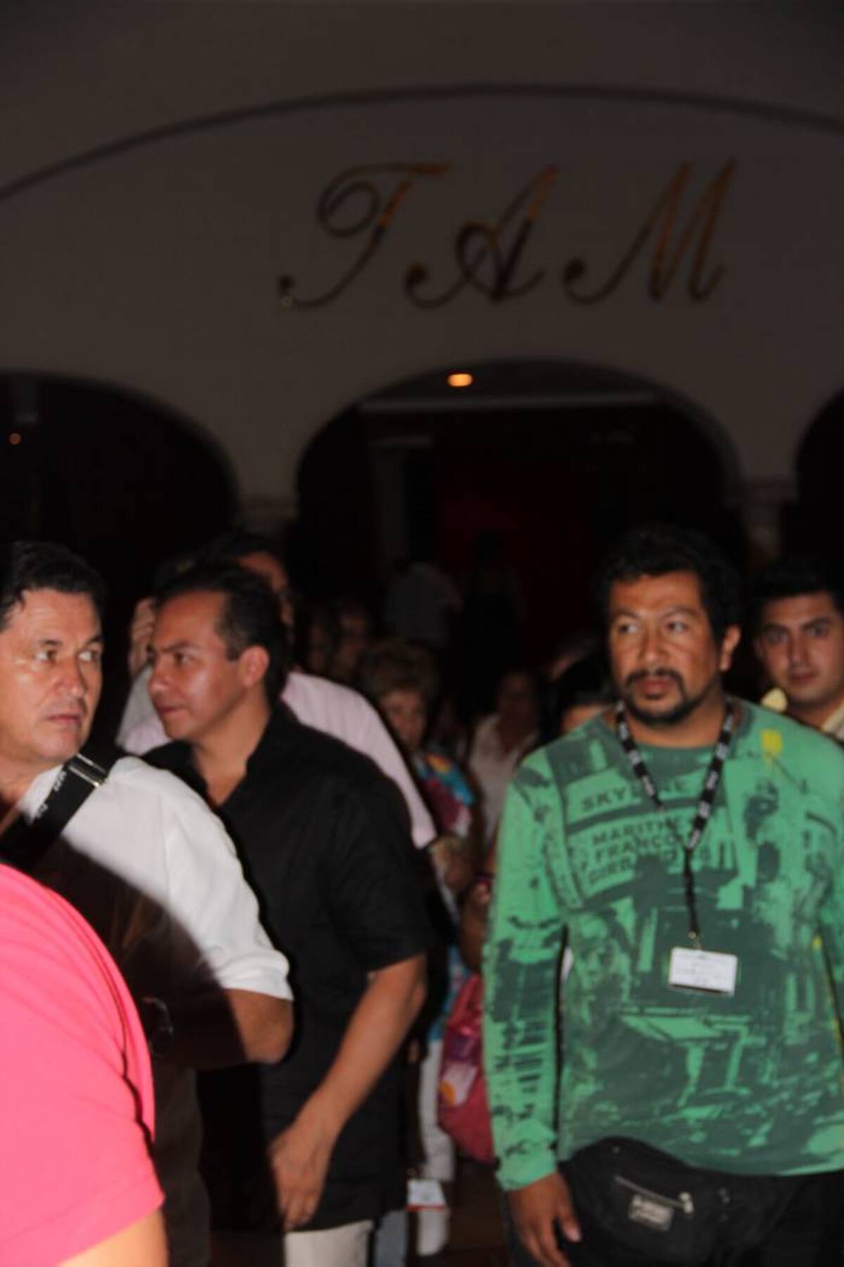Masiva asistencia Teatro Adolfo Mejía en la presentación de Porfirio Santiago Preciado