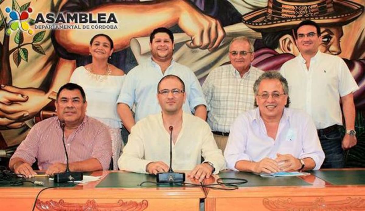 Jorge Benítez, nuevo presidente de la Asamblea; Luis Correa, primer vicepresidente, y Guillermo Corrales, segundo vicepresidente, junto a la coalición mayoritaria.