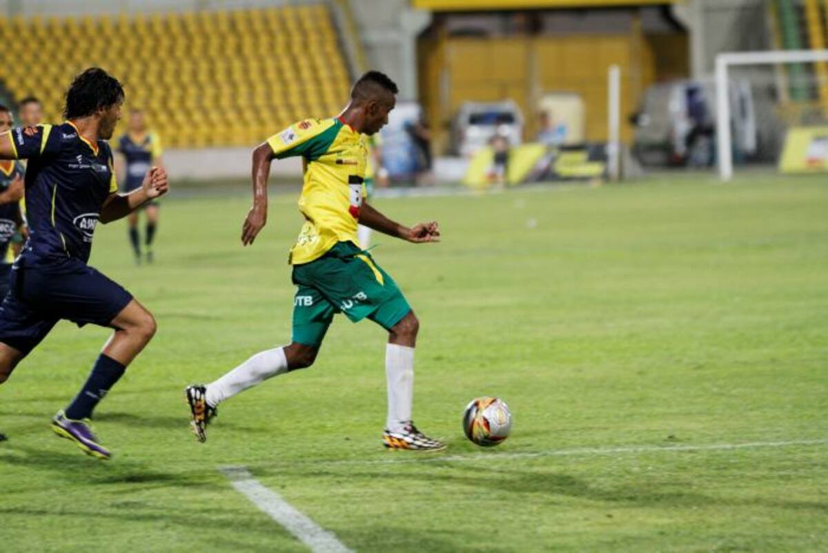 Una lluvia de errores defensivos le permitieron a Carlos Sinisterra armar una fiesta en el estadio Jaime Morón León y a Pereira llevarse tres puntos importantes. Julio Castaño-El Universal