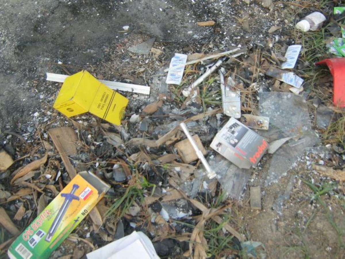 Los desechos hospitalarios fueron arrojados en un lote enmontado del barrio Geney de Sampués, pese al rechazo del líder comunitario.