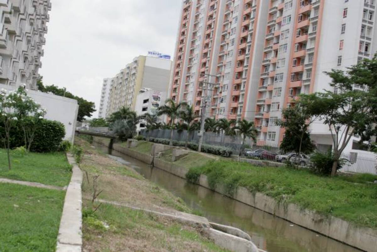 El canal Ricaurte, en el tramo de Santa Mónica-La Plazuela está más profundo que en el tramo de San Pedro, esto hace que el agua quede empozada en este sector. DAGOBERTO CABARCAS - EL UNIVERSAL