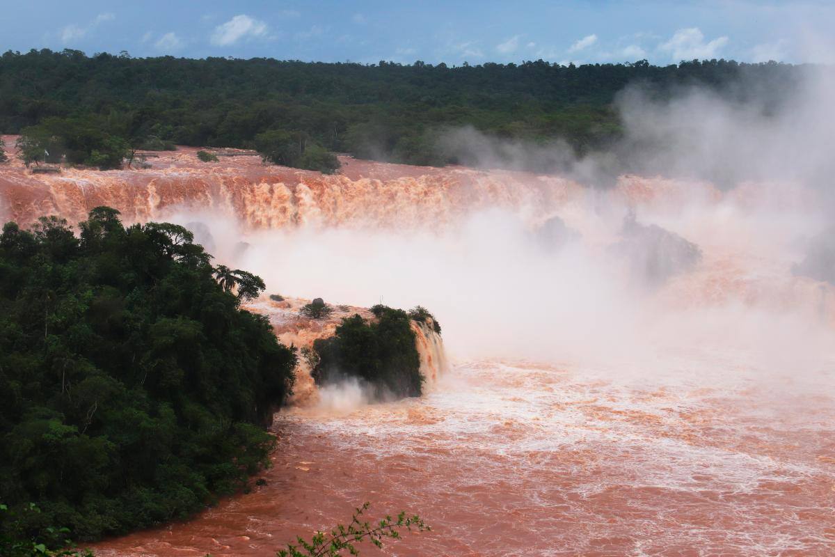 Las cataratas, uno de los lugares más visitados de la región y que comparten Argentina y Brasil, acumularon 24,2 millones de litros por segundo en su momento más álgido del lunes.