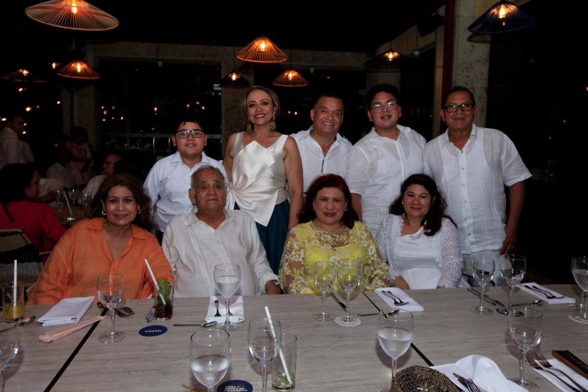 Andrés Garavito, Gloria Araújo, Arnaldo Brito, Andrés Garavito, Iván Garavito. Sentados. María Robles, Juan Alberto Polo, Rocío Araújo y Olga Araújo.