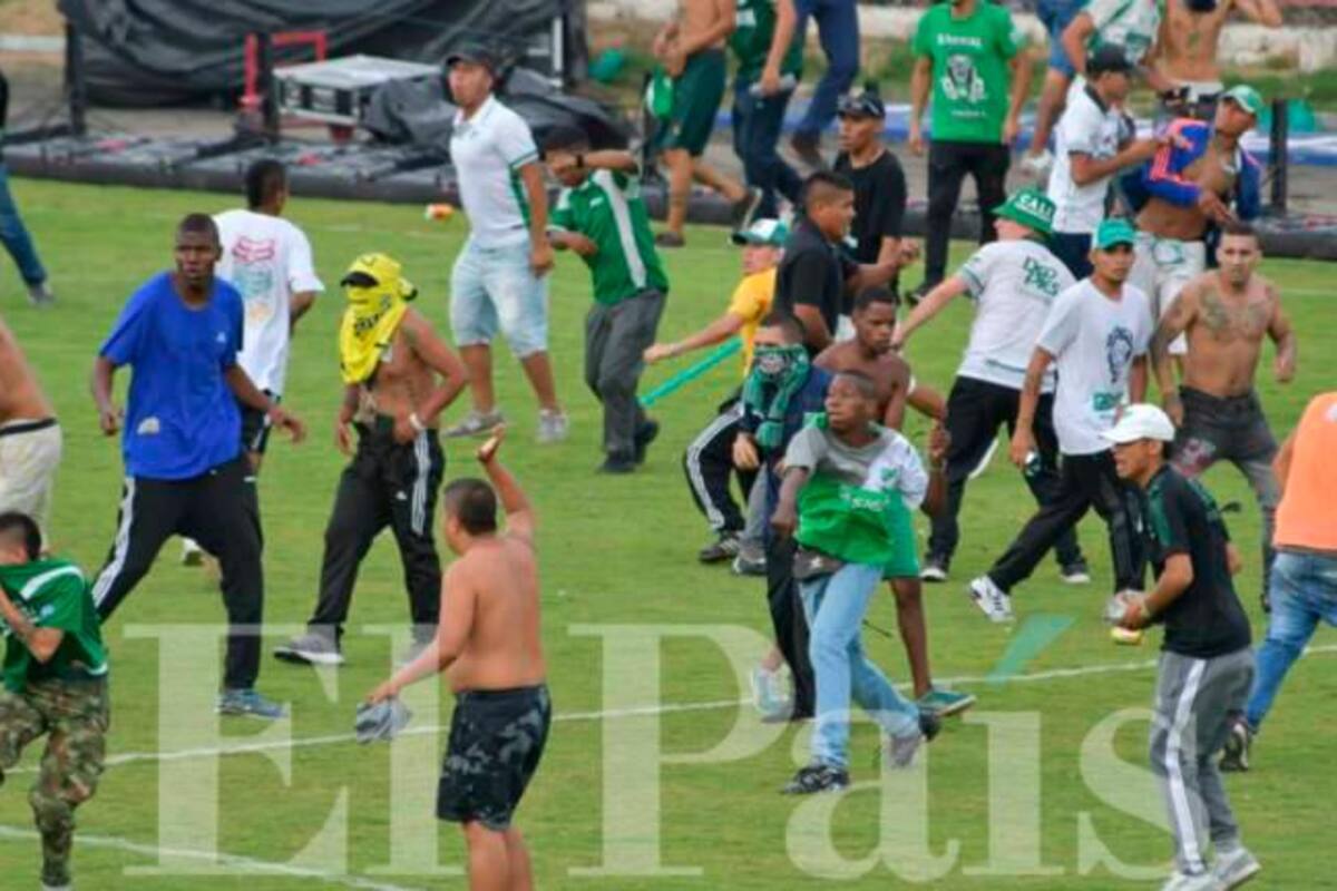 ¡Insólito! Hinchas del Cali entran a la cancha y agreden a sus propios futbolistas