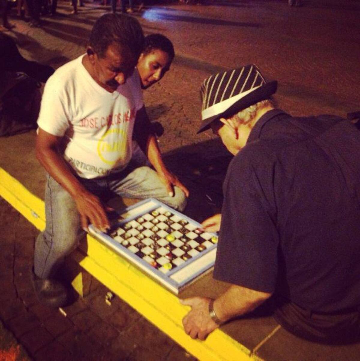 En Getsemaní se juega con tapas de gaseosa. ANDRÉS PINZÓN SINUCO - EL UNIVERSAL
