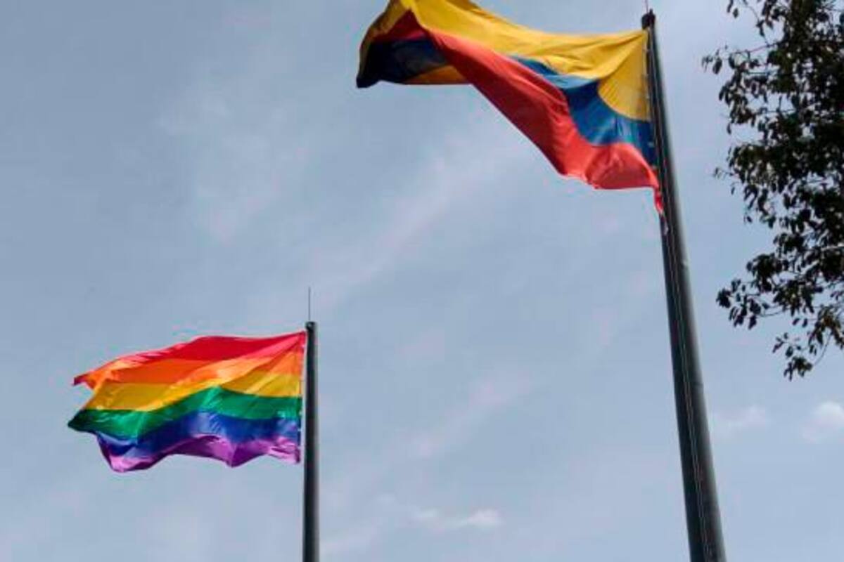 Procuraduría pide investigar a hombre que dañó la bandera LGBTI en Medellín