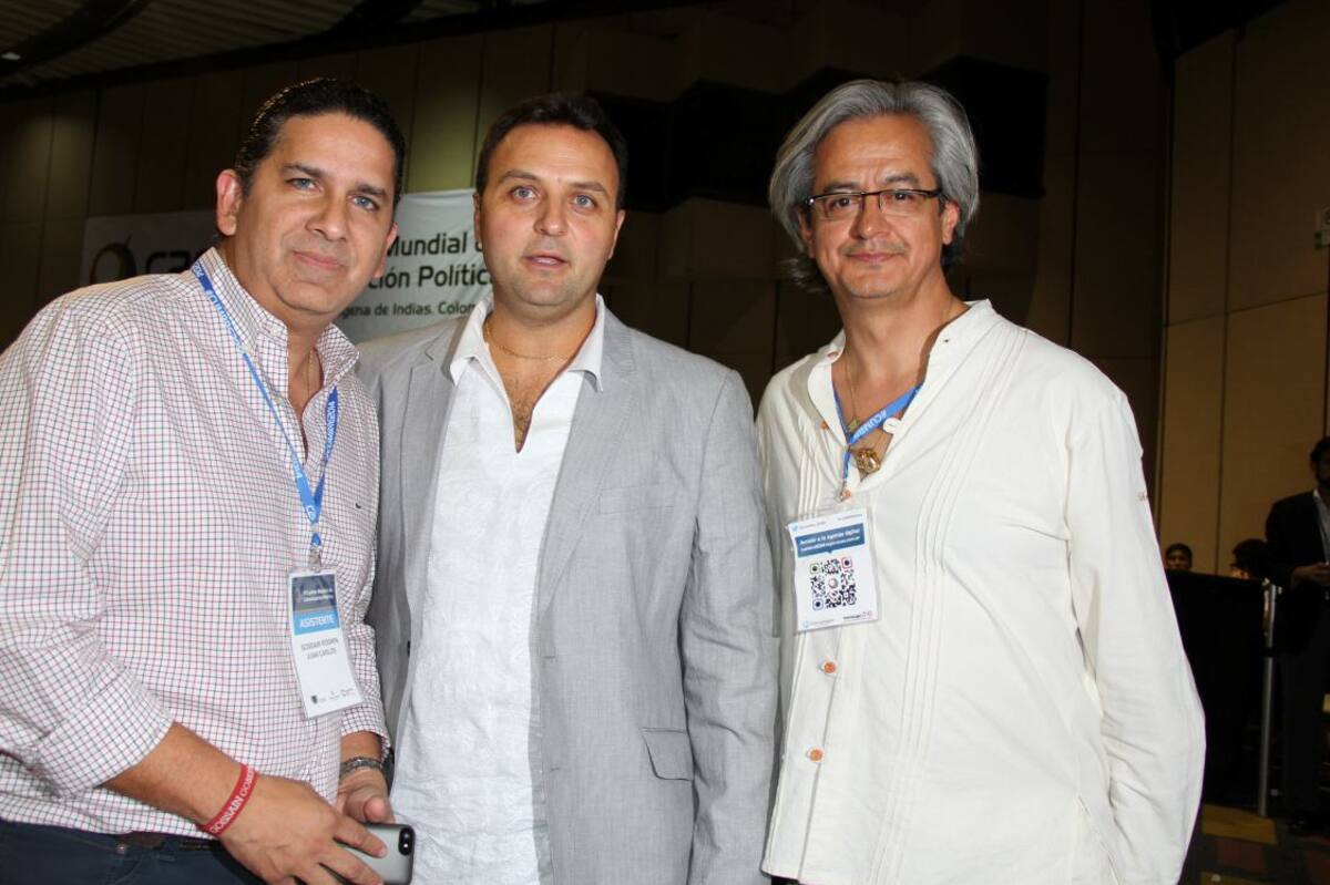 Juan Carlos Gossaín, Gobernador de Bolívar; Daniel Ivoskus, presidente de la Cumbre, y Eduardo Achach Iglesias.