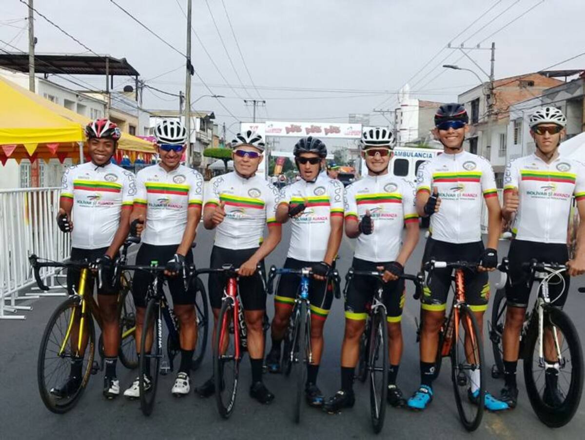 Jean Carlos Pérez, Nicolás García, Ferney Restrepo, Germán Santoya, Eduard Yépez, Leimer Pérez y Santiago Acevedo, integrantes del equipo Bolívar Sí Avanza. AR