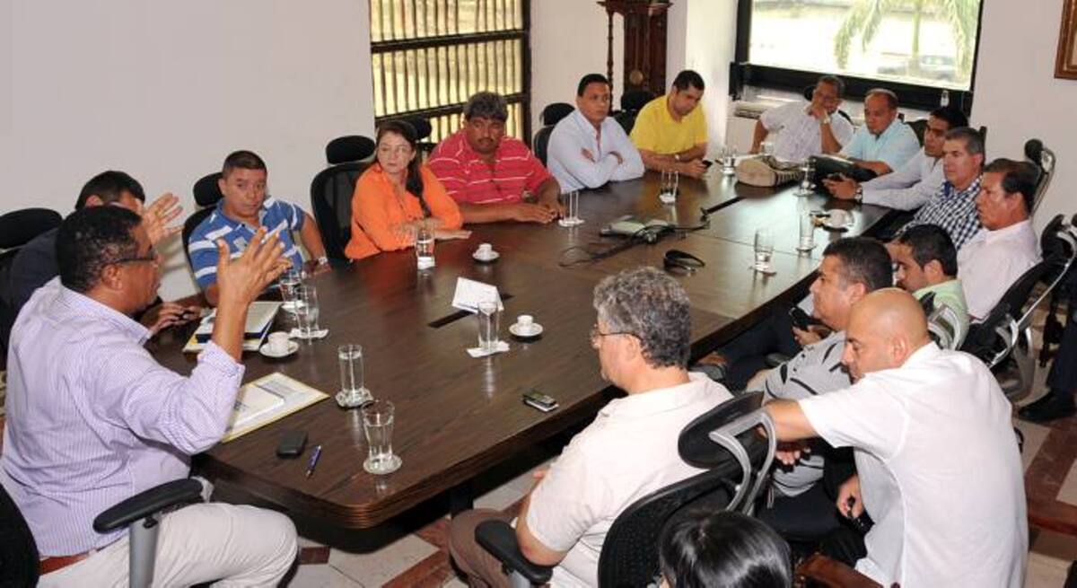 El alcalde Campo Elías Terán Dix, en reunión con los Comerciantes agremiados en ACOVIBA (Asociación de Comerciantes Mayoristas de Víveres y Abarrotes) y con una comisión de Concejales de Cartagena. COLPRENSA