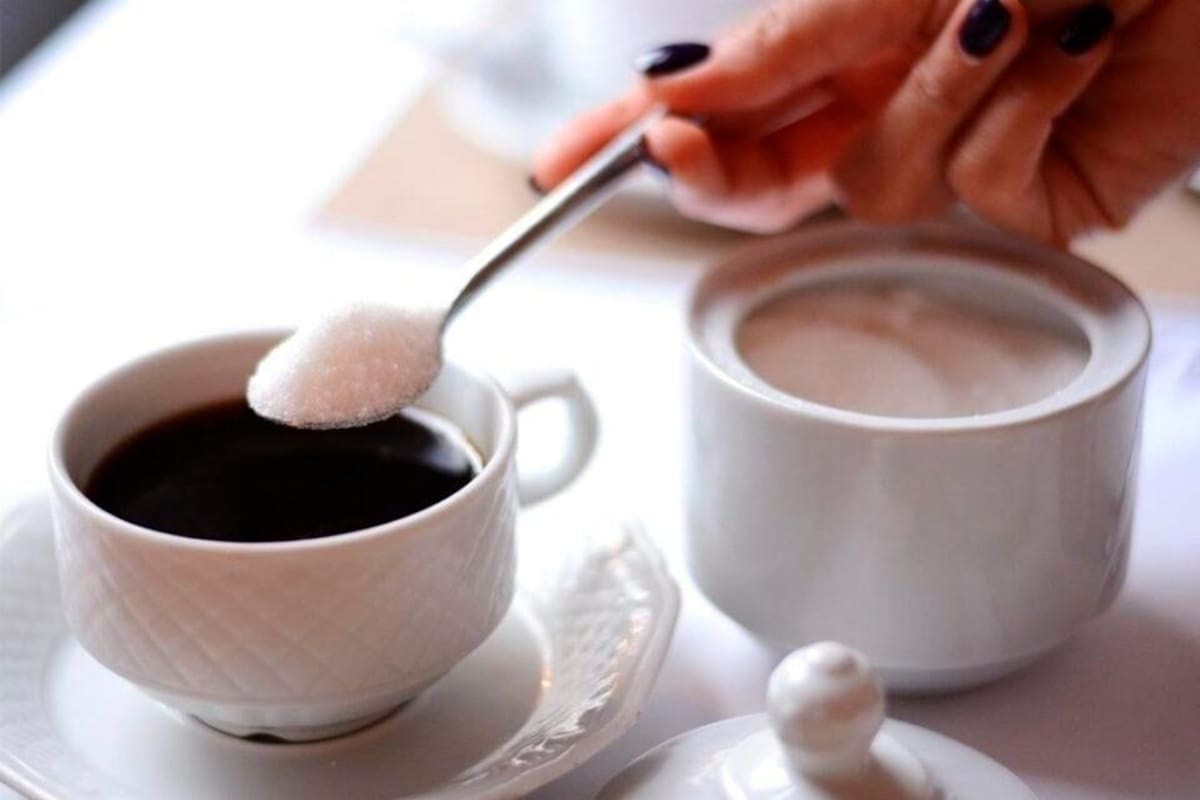 ¿Deberías tomar café con o sin azúcar?