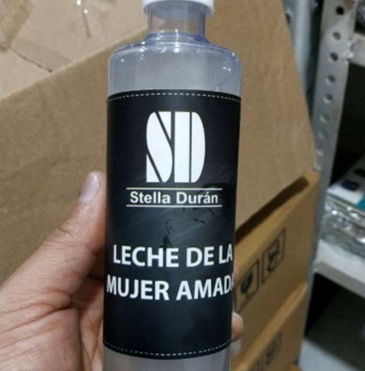 La “leche de la mujer amada” era uno de los favoritos de la clientela; era hecho con ambientador para asear la casa. Cortesía