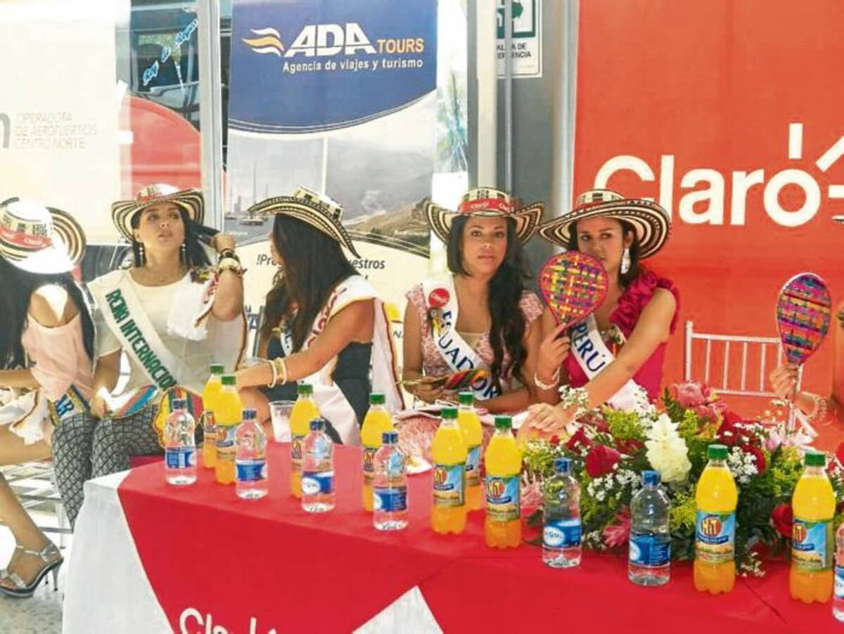 La Reina Internacional de la Ganadería junto a sus compañeras de Ecuador, Gabriela Méndez y de Perú, Katerine Villaysan.