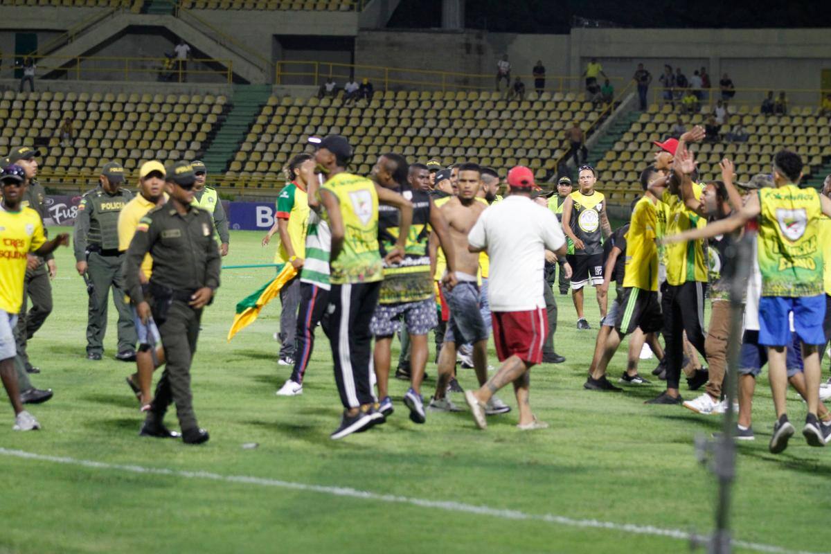 Hinchada de Real Cartagena explota, se vuelve loca y hace el ridículo