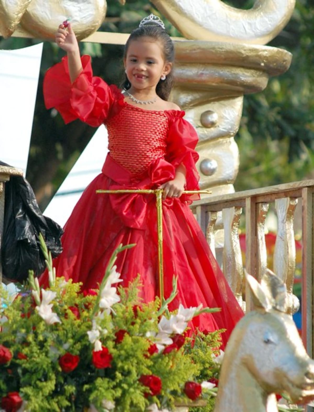 La Reina del Carnaval Infantil presidió el desfile en una linda carroza.