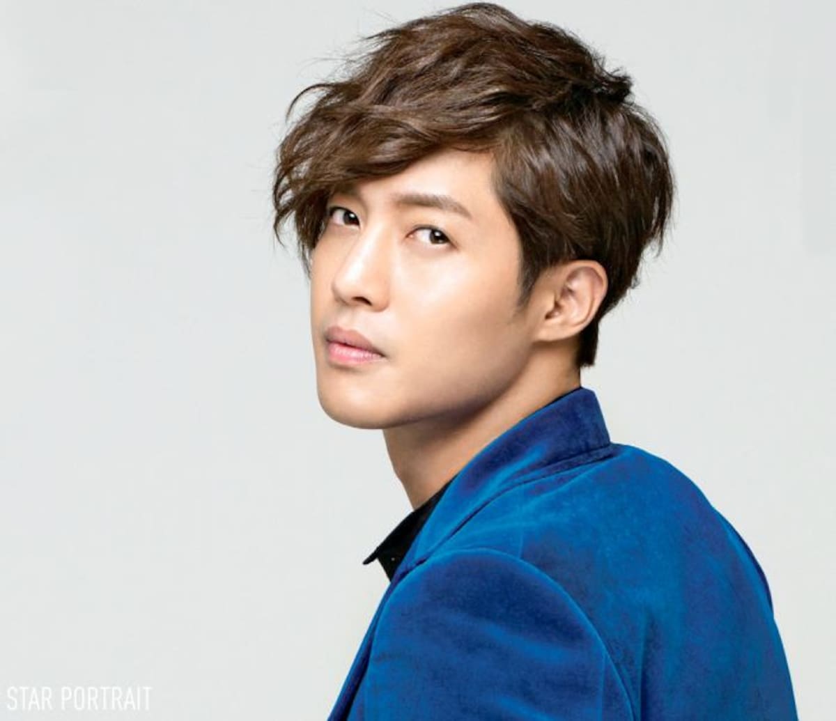 El coreano empezó su carrera como parte del grupo SS501 con quienes cosechó éxitos como Love like this y Because i’m stupid. En simultáneo, participó en el drama Boys Over Flowers