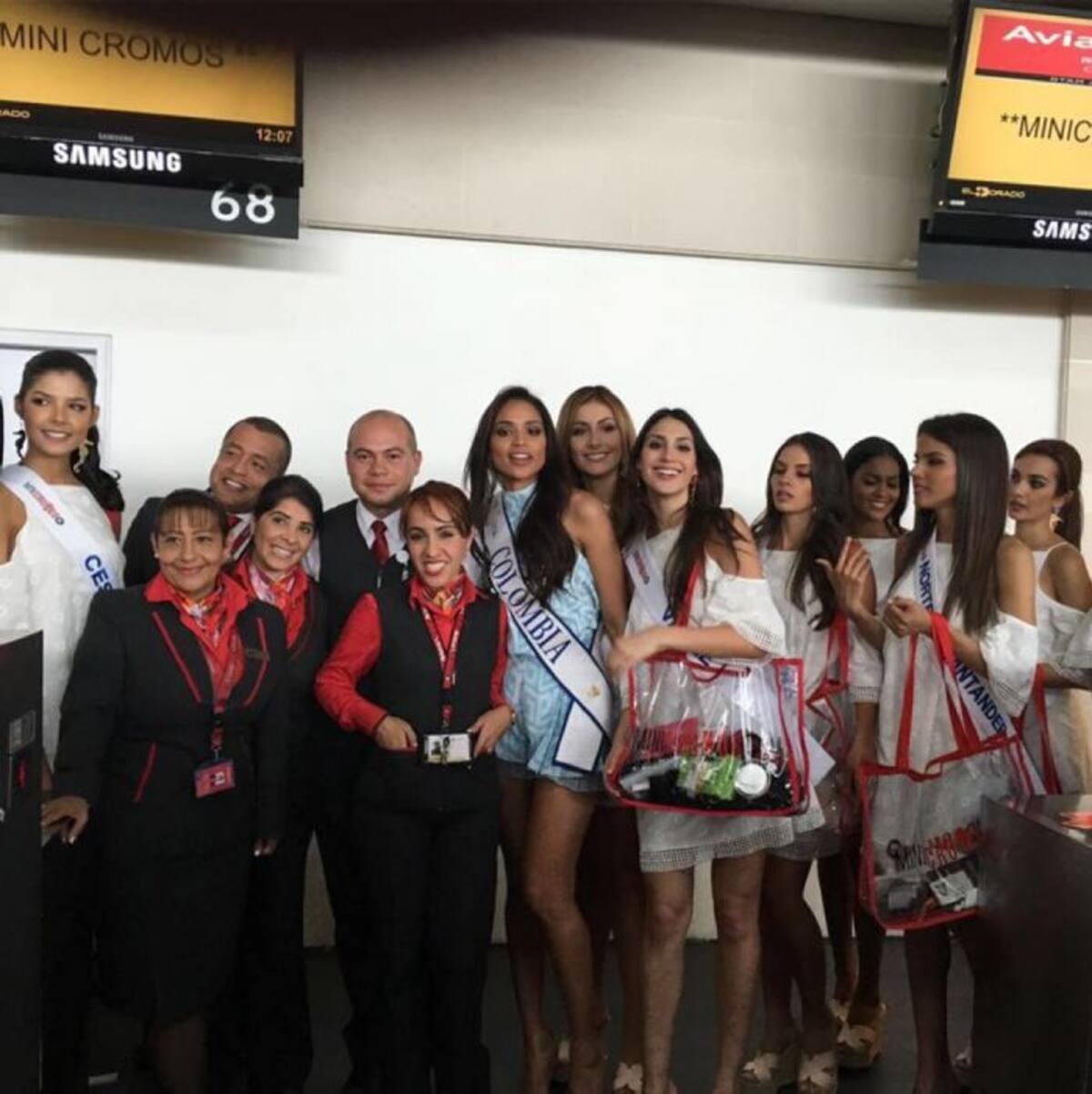 El primer grupo de candidatas con Andrea Tovar, actual Señorita Colombia, en Aruba. www.srtacolombia.org